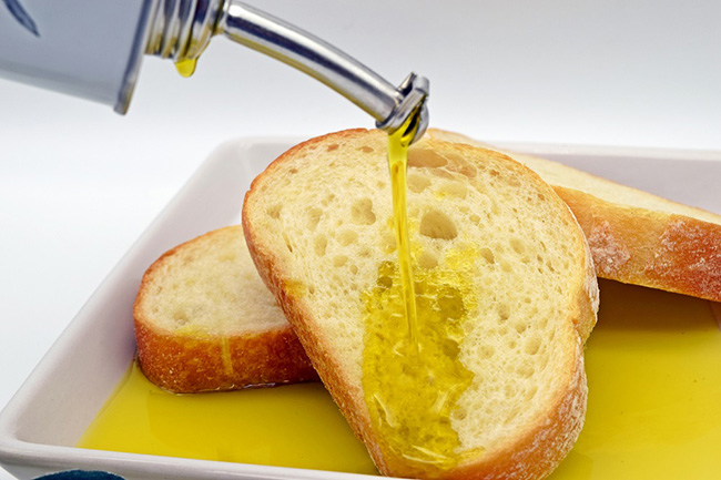 岩塩とオリーブ油で食べるフランスパン